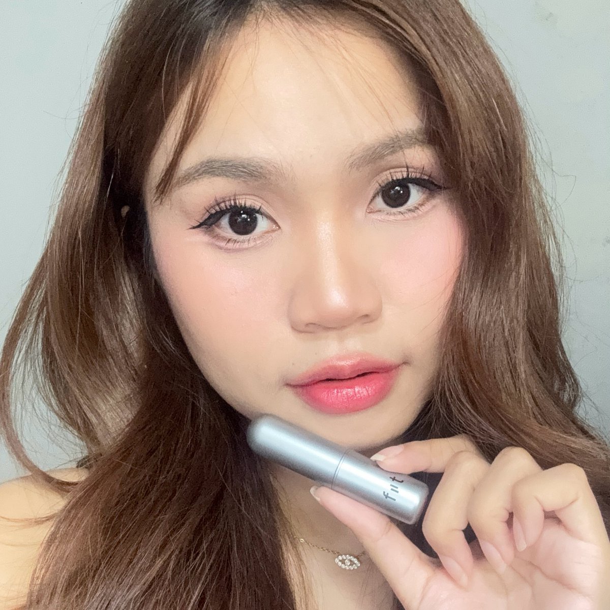 1m63cm__'s tweet photo. ลิปบาล์มราคาน่ารักที่ทาแล้วสวยเลยสีชัดจึ้งแต่บำรุงเริ่ดๆ fiit glow up glazed blam สี rosy rush โทนชมพู สีปากสุขภาพดีเลยย ทาสีนี้แล้วหน้าสดใสมากก เนื้อฉ่ำๆบำรุงได้จริง ทาตอนหน้าสดก็รอดหน้าดูไม่ป่วย ชอบบมาก ถูกใจสุด ๆ ใครชอบสีเหมือนกัน ต้องมีน้าา https://t.co/WWTSTicmOW