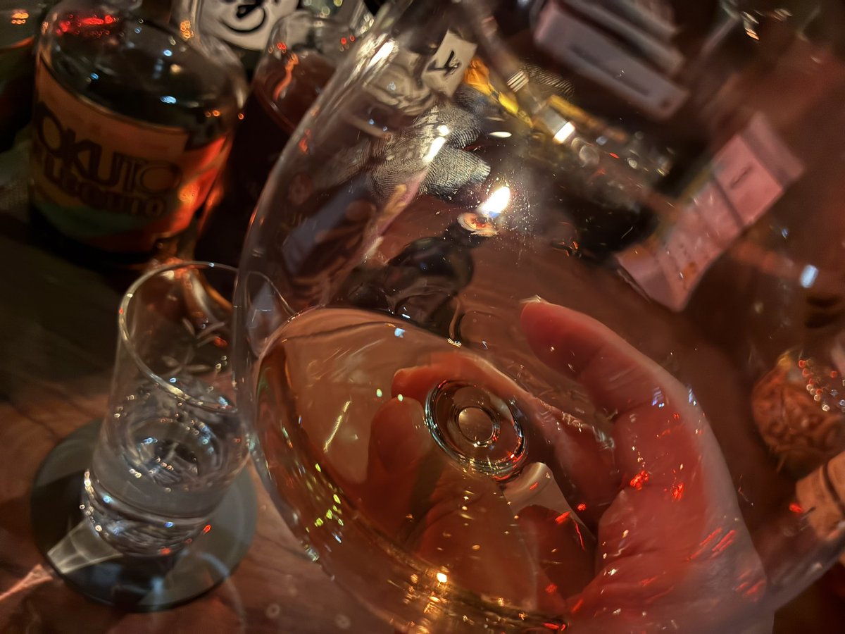 phtlite's tweet photo. 30年以上前、当時付き合っていた女房と目の前を通る度に（金を持てるようになったらいつか入ってみたい）と思っていた、いにしえのBARへ。

大好きなギムレットと、死ぬまでに一度飲んでみたかったポールジローを頂く。

今日はこれ以上の酒はないなと退店。夢がまた一つ叶ったよ。ありがとう。 https://t.co/aquX2qIzLX