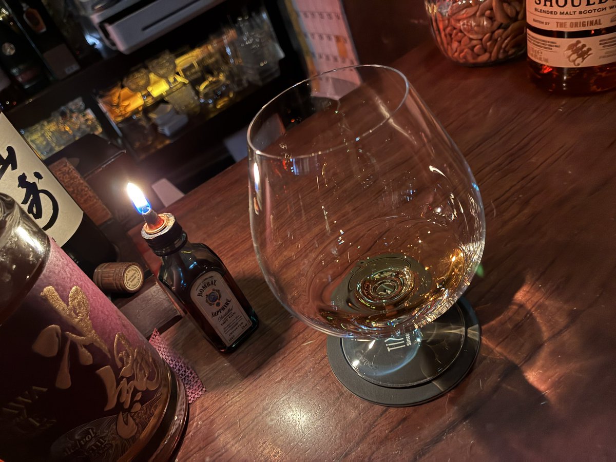 phtlite's tweet photo. 30年以上前、当時付き合っていた女房と目の前を通る度に（金を持てるようになったらいつか入ってみたい）と思っていた、いにしえのBARへ。

大好きなギムレットと、死ぬまでに一度飲んでみたかったポールジローを頂く。

今日はこれ以上の酒はないなと退店。夢がまた一つ叶ったよ。ありがとう。 https://t.co/aquX2qIzLX