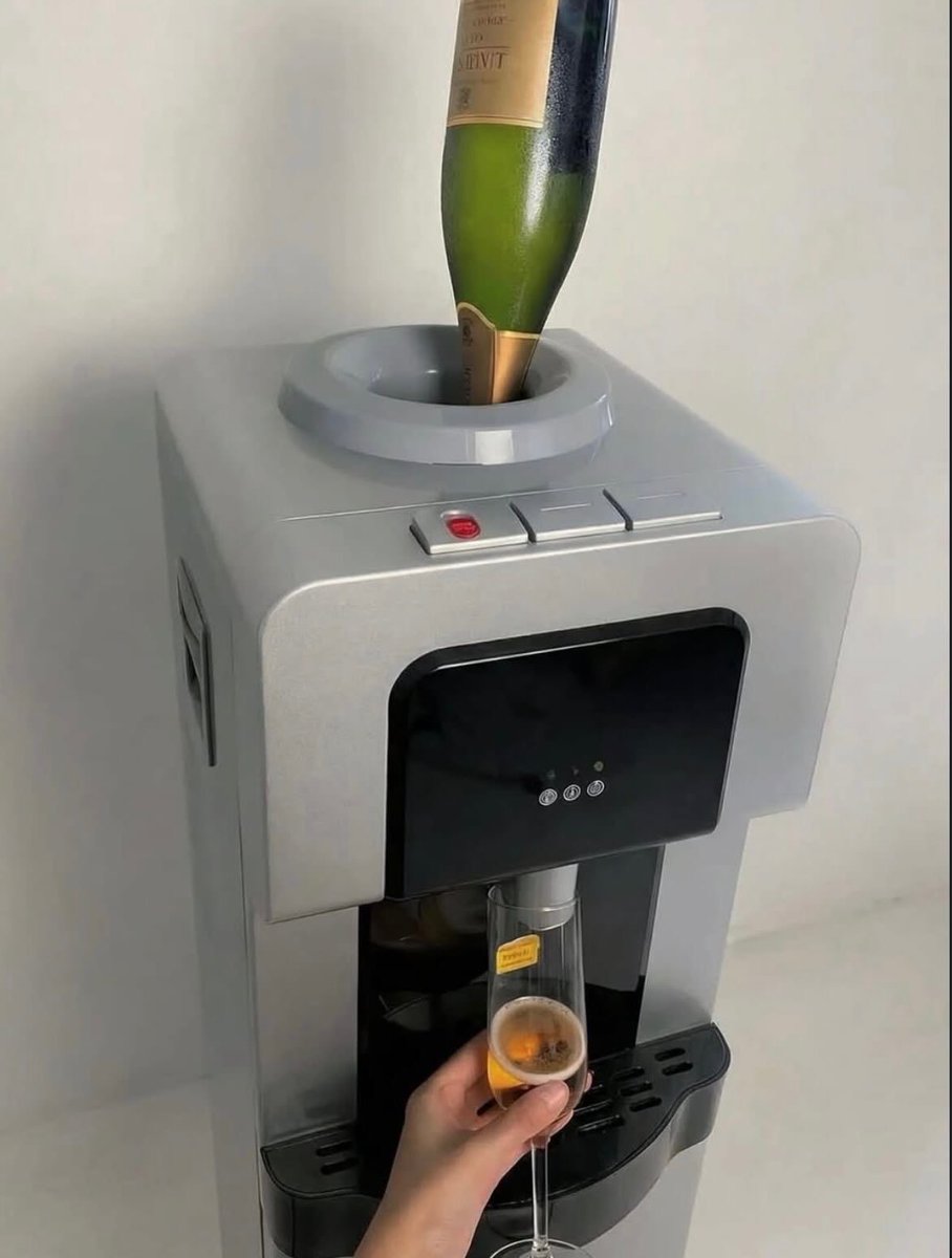 Ukraynalı sanatçı Hanne Zaruma, dijital çağın tüketim alışkanlıklarını, güzellik algısını ve sosyal medya bağımlılığını ironik ve çarpıcı görsellerle sorguluyor. Gerçek ile yapay arasındaki sınırı bulanıklaştıran işleri, ilk bakışta absürt, ikinci bakışta ise fazlasıyla tanıdık.