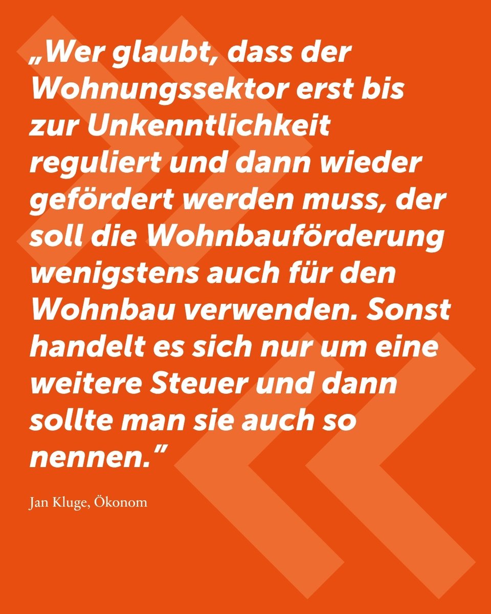 AgendaAustria's tweet photo. Wien holt sich mit der Wohnbauförderung Geld aus den Taschen der Wiener – doch der Wohnungsneubau stockt; die Einnahmen werden an anderer Stelle verheizt. Die Stadt kassiert Hunderte Millionen Euro jährlich durch den Zwangsbeitrag, der nun auf 0,75 Prozent der Bruttolöhne, um insgesamt 190 Millionen Euro pro Jahr, ansteigen soll.  

Statt in Neubau oder Sanierungen zu fließen, landen die Gelder aber in anderen Projekten oder im allgemeinen Budget – rund ein Drittel wird zweckentfremdet, während Förderzusagen für gemeinnütziges Wohnen schrumpfen und Gemeindebauten verkommen.  

„Wer glaubt, dass der Wohnungssektor erst bis zur Unkenntlichkeit reguliert und dann wieder gefördert werden muss, der soll die Wohnbauförderung wenigstens auch für den Wohnbau verwenden. Sonst handelt es sich nur um eine weitere Steuer und dann sollte man sie auch so nennen”, sagt Ökonom Jan Kluge.  

Was der Wohnungsmarkt natürlich noch dringender bräuchte als eine zweckgebundene Wohnbauförderung, wären Deregulierung, passable Renditeerwartungen für private Investoren und Flächen.