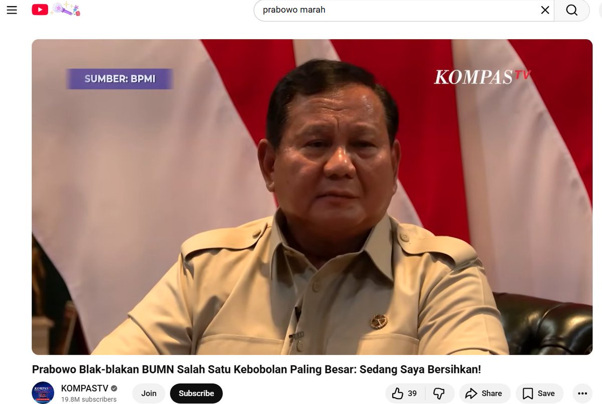 LambeSahamjja's tweet photo. Guys gw mau bahas beberapa klaim Prabowo di forum ini dengan satu pertanyaan sederhana.
Mana datanya Pak?

Klaim pertama deep state sudah diberantas.

Prabowo bilang ada dirjen-dirjen yang merasa untouchable sudah dipecat. Ada lembaga yang merasa tidak bisa diaudit sudah dibereskan.

Pertanyaan konkretnya siapa yang dipecat? Dari lembaga mana? Karena apa? Dan apa yang terjadi setelah pemecatan itu apakah diproses hukum atau cukup dicopot jabatannya?

Kalau ini kemajuan nyata harusnya ada data yang bisa dikonfirmasi publik. Nama. Lembaga. Kasus. Tindak lanjut hukum.

Kalau tidak ada itu bukan pemberantasan deep state. Itu rotasi jabatan biasa yang diberi narasi yang lebih besar dari yang sebenarnya.

Klaim kedua BUMN sedang dibersihkan.

BUMN mana? Kasus apa? Siapa yang sudah diadili?

Yang publik tahu Danantara baru dibentuk menaungi BUMN dengan target setoran Rp800 triliun per tahun yang bahkan Temasek Singapura dengan 50 tahun pengalaman saja belum pernah capai segitu. Whoosh masih deadlock soal siapa yang bayar utang. Dan tidak ada satu pun eksekutif BUMN yang bermasalah yang sudah dibawa ke pengadilan dalam satu setengah tahun terakhir.

Klaim ketiga rakyat bawah masih dukung saya.

Ini mungkin benar. Tapi ini juga bukan jawaban untuk pertanyaan yang diajukan.

Najwa tidak tanya soal dukungan elektoral. Najwa tanya soal aktivis yang disiram air keras oleh anggota Bais TNI. Tanya soal ruang bersuara yang menyempit. Tanya soal ratusan mahasiswa ditangkap dalam demonstrasi terbesar sejak reformasi.

Menjawab pertanyaan tentang kekerasan terhadap pengkritik dengan 'rakyat masih dukung saya' — itu bukan jawaban. Itu defleksi.

Klaim keempat yang tidak suka bisa turun ke jalan.

Ini yang paling perlu dicermati.

Di satu sisi Prabowo bilang tidak boleh ada intimidasi terhadap pengkritik pemerintah. Di sisi lain dia bilang kalau tidak suka silakan turun ke jalan.

Tapi mahasiswa yang baru turun ke jalan beberapa bulan lalu ratusan ditangkap. Dalam penangkapan terbesar sejak reformasi. Dan aktor yang menyuruh tidak pernah terungkap.

Jadi silakan turun ke jalan tapi risikonya ditangkap. Dan yang menyuruh penangkapan tidak pernah diadili.

Itu bukan undangan untuk berdemokrasi. Itu kontradiksi yang belum dijelaskan.

Klaim kelima kritikan yang ada itu bagian dari regime change dan color revolution.

Ini yang paling berbahaya kalau tidak diberi konteks yang jelas.

Regime change dan color revolution itu konsep nyata dalam geopolitik. Tidak ada yang menyangkal itu.

Tapi ketika konsep itu dipakai untuk merespons pertanyaan tentang aktivis yang disirami air keras oleh anggota intelijen militer sendiri itu bukan analisis geopolitik. Itu cara untuk mendiskreditkan pertanyaan yang legitimate dengan membungkusnya dalam ancaman dari luar.

Dan polanya perlu dicatat. Setiap kali ada pertanyaan kritis soal HAM dan kebebasan bersuara jawabannya selalu bergeser ke stabilitas nasional, ke ancaman asing, ke color revolution.

Soeharto juga pernah pakai logika yang sama.

Gw tidak bilang Prabowo adalah Soeharto. Tapi pola argumentasi yang sama ketika kritik domestik diframing sebagai ancaman asing itu sesuatu yang perlu diwaspadai.

Satu setengah tahun. Masih ada waktu untuk membuktikan kata-katanya.

Tapi waktu itu tidak tak terbatas. Dan janji tanpa data lama-lama sulit dibedakan dari retorika.
