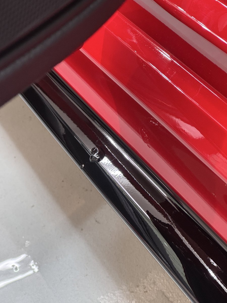 finallap's tweet photo. ｢どんなにやっても」

Final Lap白石です。

洗車後にポタポタと落ちてくる水滴。
車種によって色々な形が違うため、水がどこかに隠れて溜まっているので、洗車後に数時間経過しても水が出てくる車両は出てきます。
なんなら24時間経過しても出てくる場合もあります。

車は洗車後に拭き取りしてから乾かしたとしても、隠れた水を集めると1リットルくらいは隠れていると言われていました。
今はもっと少ないとは思いますが、弊社ではそのいつ出てくるか分からない水によってシミを作らせないために〈超純水〉を100％使用しています。

ですが、車の隠れた部分を流れてくる水は、油や汚れを吸着させながら出てきます。
だからどんなに防いでも水が出てくるところは浅いシミができるもの。

ドアの内側だったり、ドアノブから出てくる水でシミが見える場合がみなさんもあると思います。

このシビックも洗車後の乾燥から3時間経過してもまだ出てきます。
扇風機当てていてもです。

だからどんなに私たちが努力しても防げない部分もごく一部ですがある。

シミが固着する前に拭き取れば何の問題もないのです。それを逆に長期間置くことがダメ。
気付いた時点で拭き取ってあげればシミなんてできません。

また、私の経験から水がよく溜まる車は・・・
30系アルヴェルのテールレンズ下、スライドドアのガラスモールはエンドレス💦

あとは各車ドアミラー下ですね。

ブロワーを使って飛ばしてもいつまでも出てくるのは本当に困ります💦

弊社ではそのシミを固着させないための水を使っています。
納車後に少しドア内にシミが出る場合ももちろんあります。
そういう時はササっと拭いていただけると助かります。

どんなにやっても出てくる水は24時間監視レベルになってしまうので、限界があると感じます。