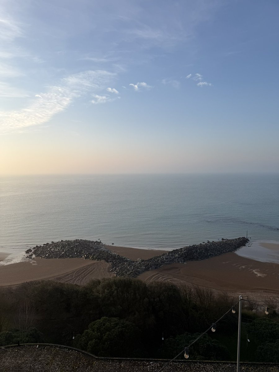 DollyHPN's tweet image. Postcards from #Folkestone 💌

A gorgeous morning walk today enjoying the blue skies &amp;amp; sun 🩵✨