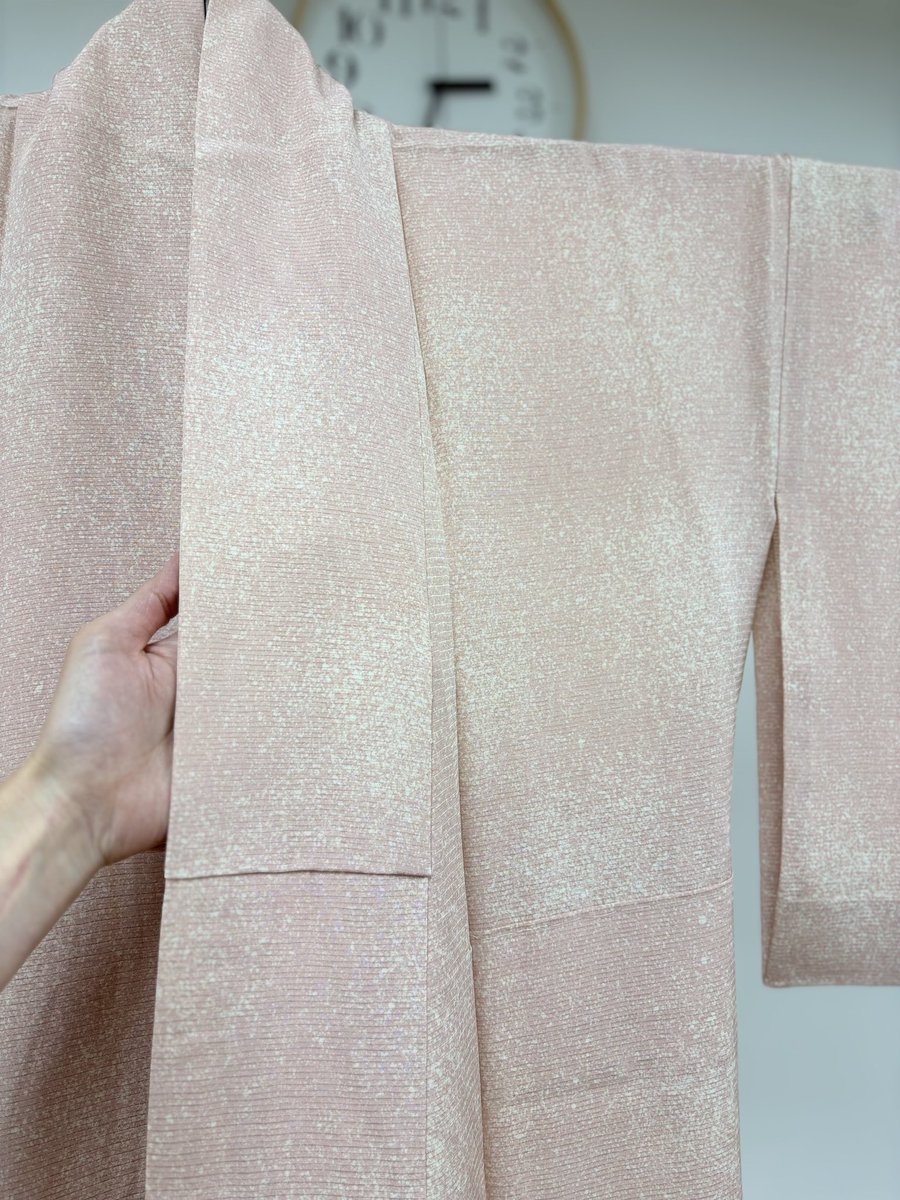 aichi_wasai's tweet photo. ピンクの着物は抜染して違う色に染め替えてもらいます。
青い着物は上から濃い色をかけてもらいます。
どのような工程でどのように変化するのか？

興味ある方は是非ご参加ください！ https://t.co/MMDMiAXmZa