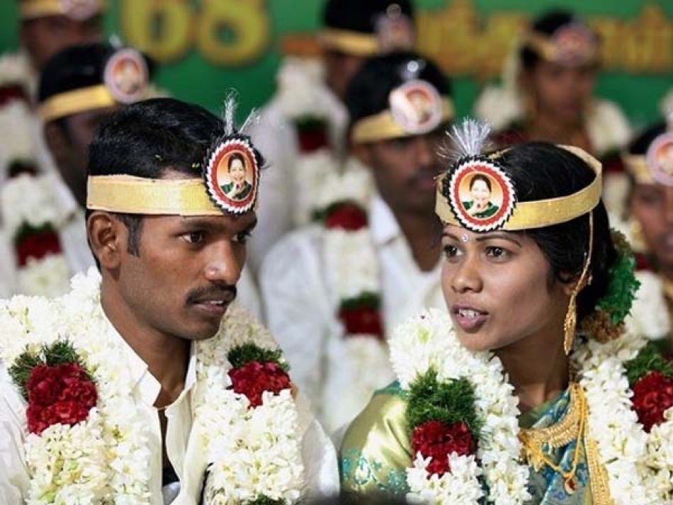 வெக்காலி….🤣🤣

பொண்ணு மாப்பிள்ளைக்கே ஸ்டிக்கர் ஒட்டுன பயலுக…😂
#அடிமை_அதிமுக