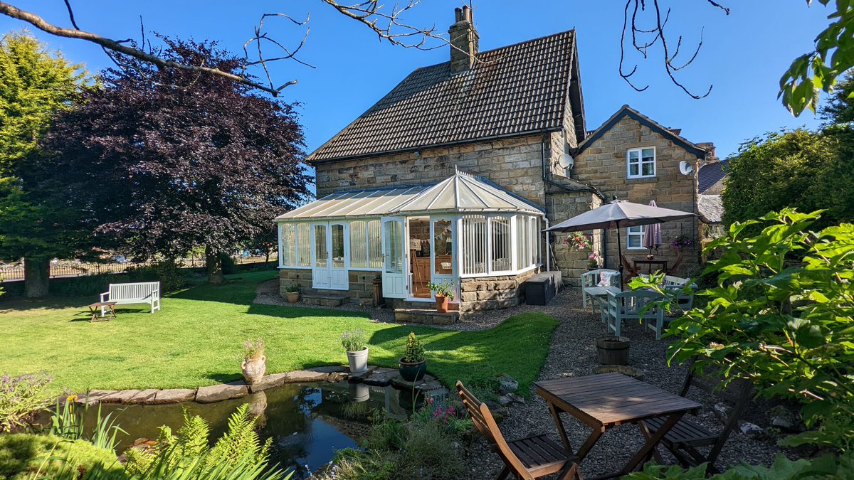 GlendaleHouse's tweet image. Bed and breakfast in the centre of the village of Goathland from £105 per room per night .It's been a great week for gardening Spring is here 😊 🐑🌞. Check availability and book direct online glendalehouse.co.uk
#goathland #bedandbreakfast #wheretostay #countryhouse  #sheep