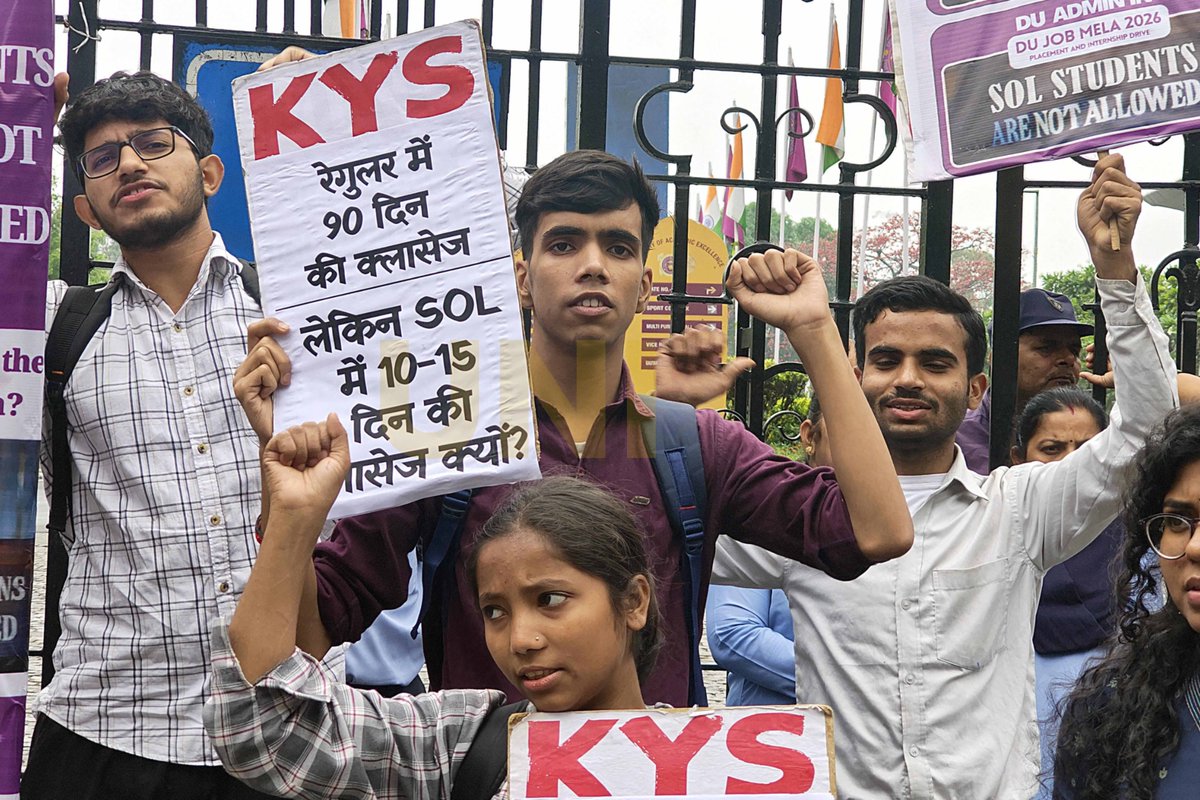 UNI_Photos's tweet photo. In Photos | Delhi: Members of the Krantikari Yuva Sangathan staged a protest at the University of Delhi against alleged discrimination toward School of Open Learning (SOL) students, demanding equal opportunities for all students of the university.

📸: Pushkar Vyas / UNI

#KrantikariYuvaSangathan | #UniversityofDelhi | #DelhiUniversity | #SOL | #Education | #Delhi | #UNI