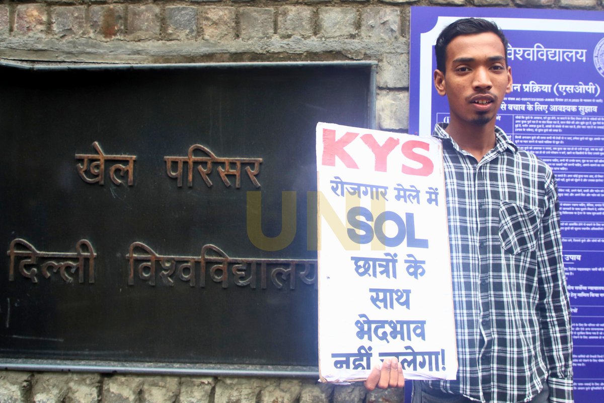 UNI_Photos's tweet photo. In Photos | Delhi: Members of the Krantikari Yuva Sangathan staged a protest at the University of Delhi against alleged discrimination toward School of Open Learning (SOL) students, demanding equal opportunities for all students of the university.

📸: Pushkar Vyas / UNI

#KrantikariYuvaSangathan | #UniversityofDelhi | #DelhiUniversity | #SOL | #Education | #Delhi | #UNI