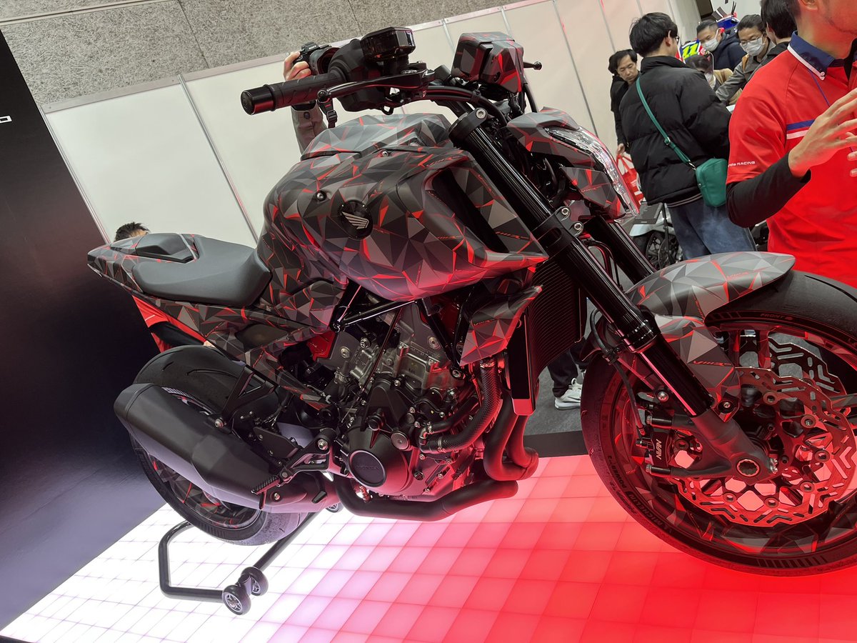 ultra_IM9's tweet photo. 大阪モーターサイクルショー楽しかった♪
GSX-8R跨った瞬間これや！って感じがした笑😆
とても欲しくなった😢

SHOEIブースでは稲葉浩志コラボのヘルメットも見れてこれまた欲しい！ってなった😛

#official_omcs 
#バイク https://t.co/DfWDreAaGT