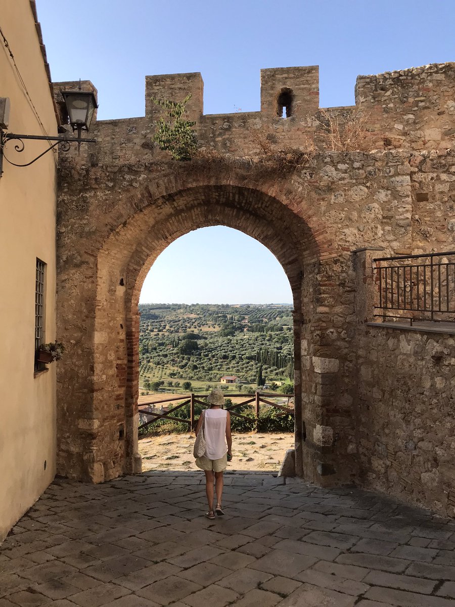 9815_mark's tweet photo. @DailyPicTheme2 A Tuscan #lookout https://t.co/EVLBOjYj2g
