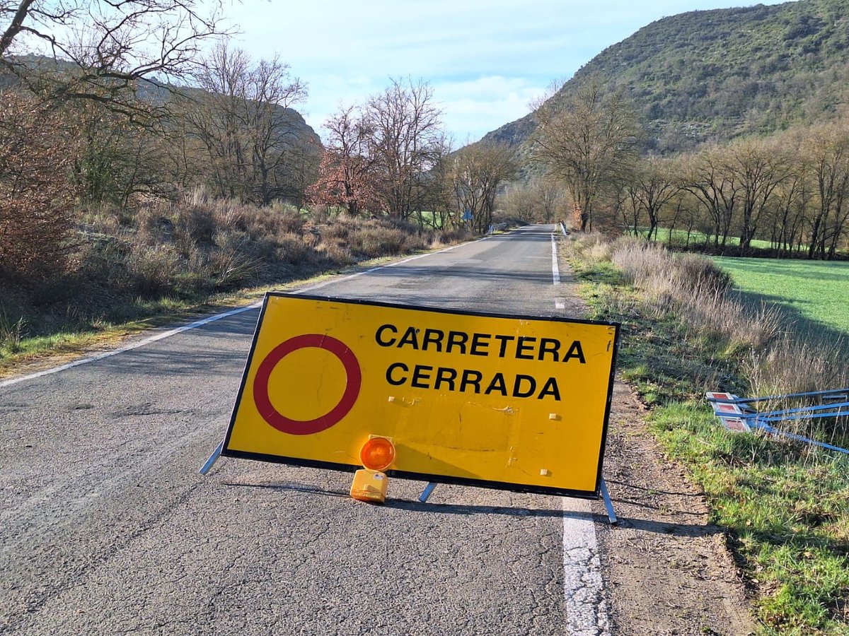 PSOEAltoaragon's tweet photo. Exigimos a Azcón que actúe de forma inminente para reparar la carretera entre Baldellou y Camporrells e iniciar un plan integral para su mejora.

Hace más de un mes un desprendimiento cortó el tráfico pesado y el gobierno aragonés no ha hecho nada.

ℹ👉 https://t.co/fgn81FprTw https://t.co/x1MFLyk0Ah