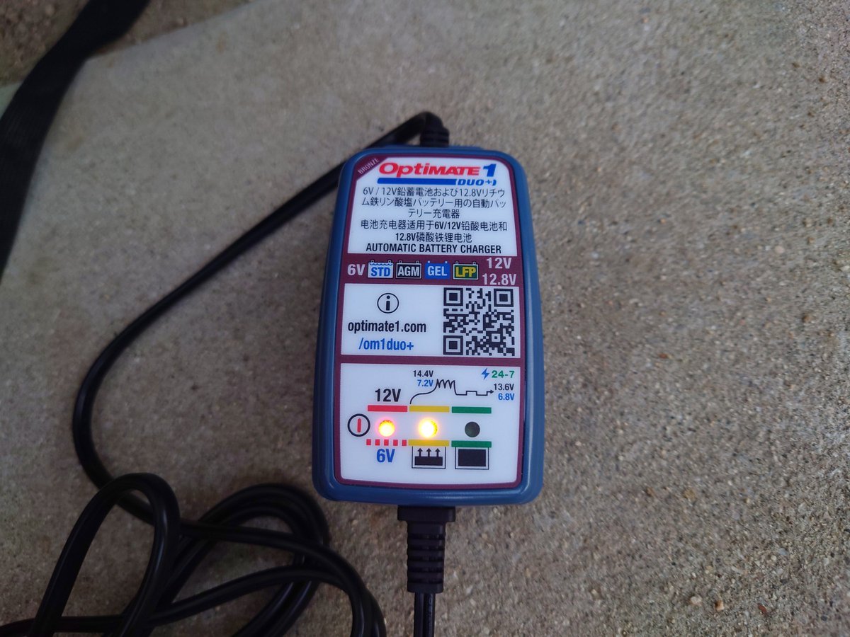 green_Ural's tweet photo. なんとか陽が落ちるまでにバッテリー充電器の車輌コードの取り付け完了
とりあえずVmaxから補充電っと…
新品バッテリーだけどしばらく乗ってなかったから補充電してるわ😅

 #オプティメイト
 #OptiMate
@tecmate_japan https://t.co/OT5wHuY6jj