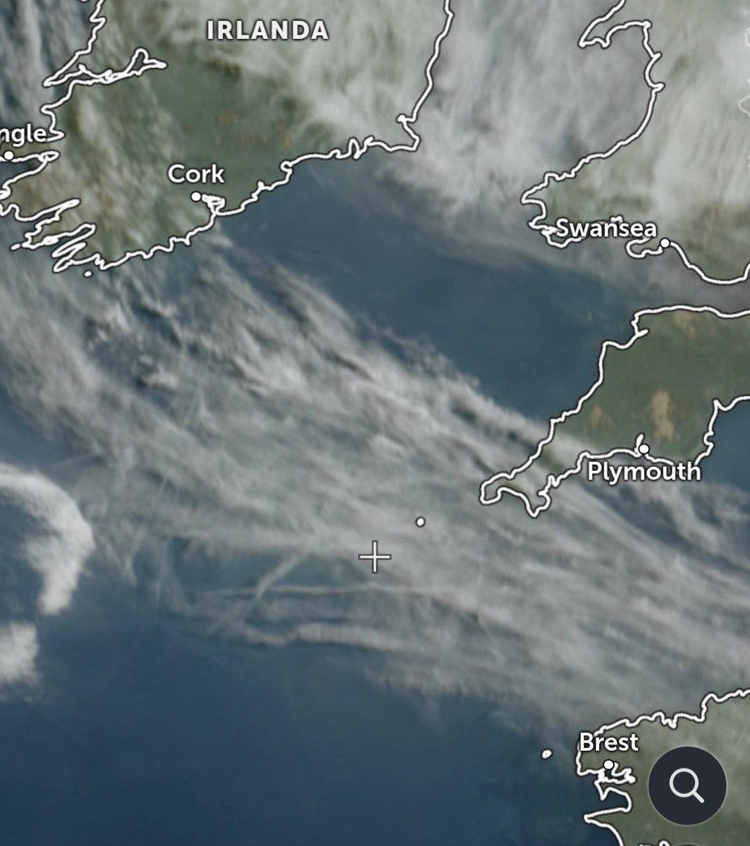 GeppoErfolle's tweet photo. Quando scrivete che non si vedono chemtrails sull'Italia e' perche stanno lavorando altrove. https://t.co/K24Oy9313b
