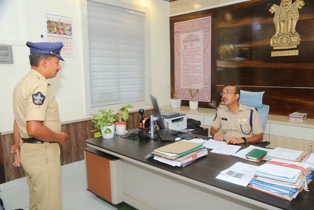 police_guntur's tweet image. పోలీస్ గ్రీవెన్స్ డే లో భాగంగా పోలీస్ సిబ్బంది వినతులను స్వీకరించిన
 జిల్లా ఎస్పీ శ్రీ వకుల్ జిందల్ ఐపీఎస్ గారు...
@APPOLICE100 
#welfare