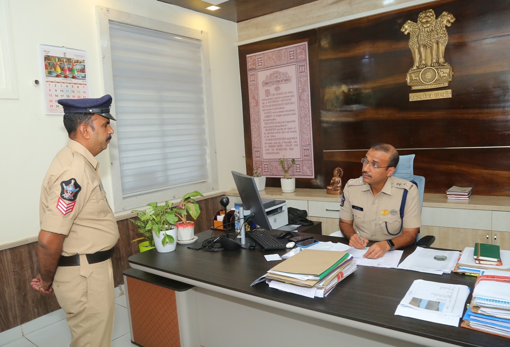 police_guntur's tweet image. పోలీస్ గ్రీవెన్స్ డే లో భాగంగా పోలీస్ సిబ్బంది వినతులను స్వీకరించిన
 జిల్లా ఎస్పీ శ్రీ వకుల్ జిందల్ ఐపీఎస్ గారు...
@APPOLICE100 
#welfare