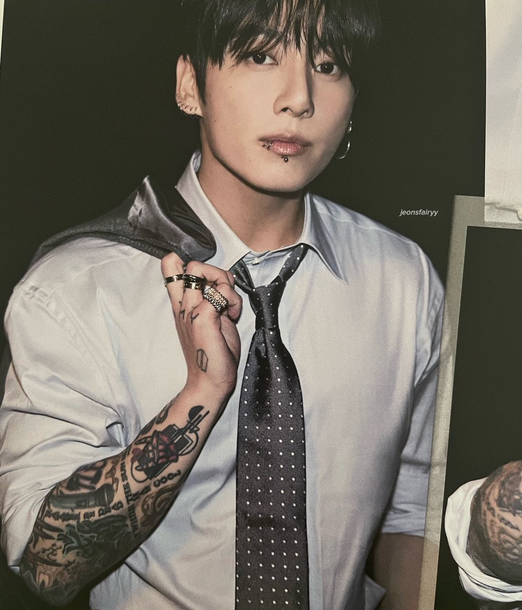 jeonsfairyy's tweet photo. WHAT. THE. HELL JUNGKOOK ?!? https://t.co/iT3Nmlo2mD