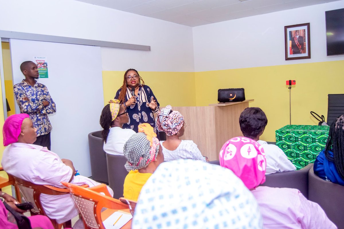 GRC_VBG's tweet photo. Hello ! à l'occasion du #8Mars, la Présidente du #GRCVBG a échangé avec les femmes de l'Hôpital de Patra à Pointe-Noire. Au cœur des débats : égalité, condition féminine et lutte contre les #VBG.
Chaque petite action compte pour le changement ! ✊💪
#Mars2026 #Egalite https://t.co/w2zgCb7sRU