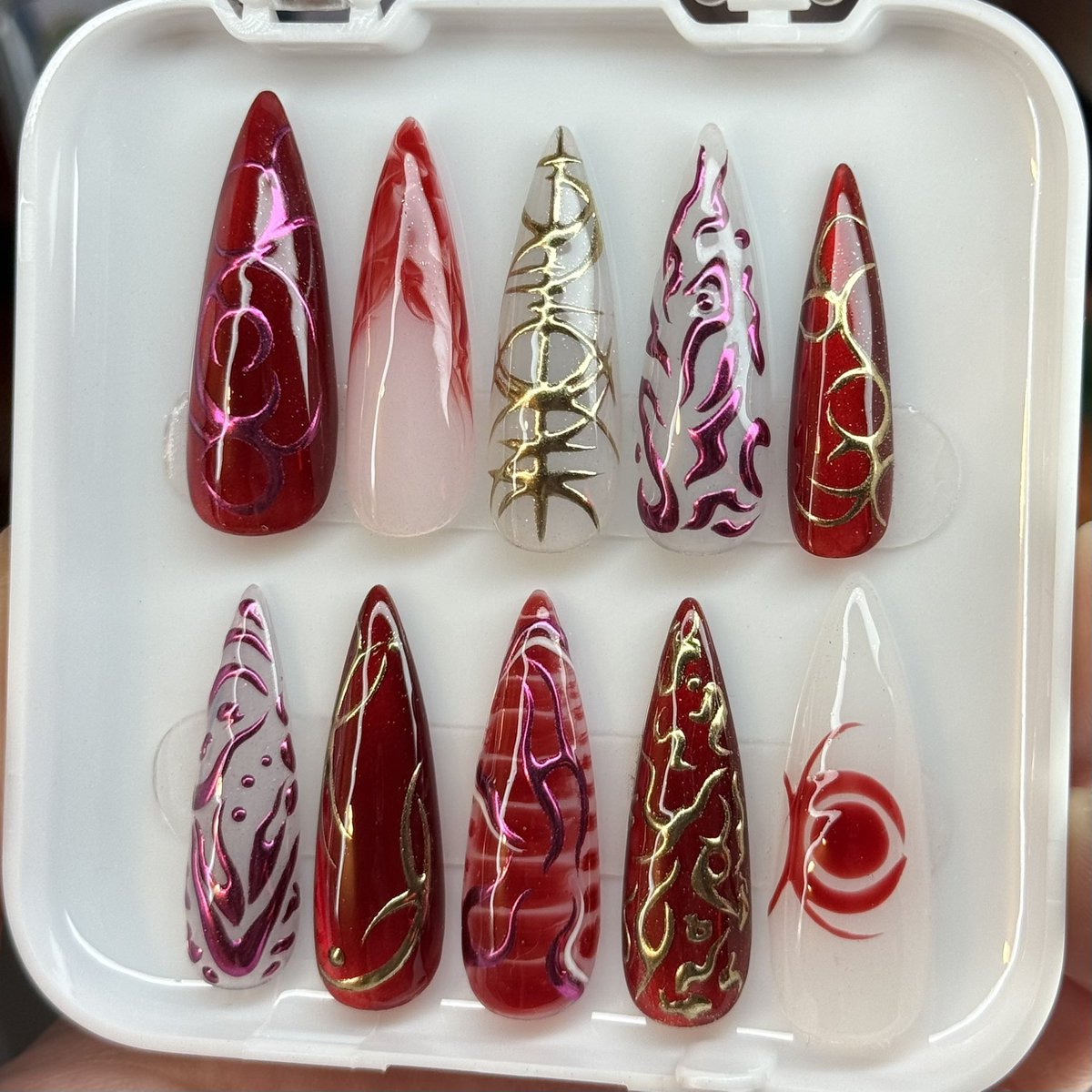 eviefoxiee's tweet photo. 🌙blood moon diana inspired nails https://t.co/AsJBaKRMsS