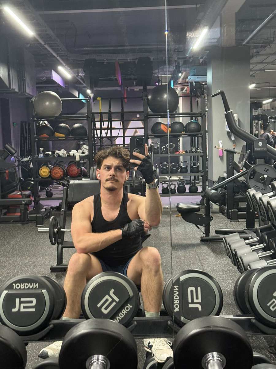 Wearing tank top in the gym makes me feel ✨Bonita 🫦