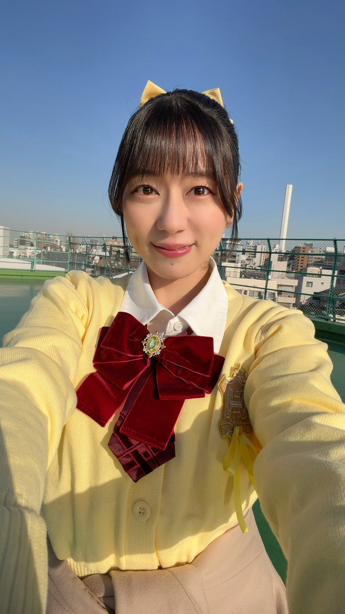 Erietty_55's tweet photo. パンフ撮影、実際の学校でワクワクしましたー！
はーちゃんとユッコだけ、ブレザー腰巻スタイルなの！イメージ通りすぎるよね！？✨

そんなコンビのリカチマルとは、
撮影終わりには屋上でTikTok撮って
遊んでた〜！！めっっちゃ楽しかった🕺
#デレミュ_ハイスクール https://t.co/We2nvO3oRg