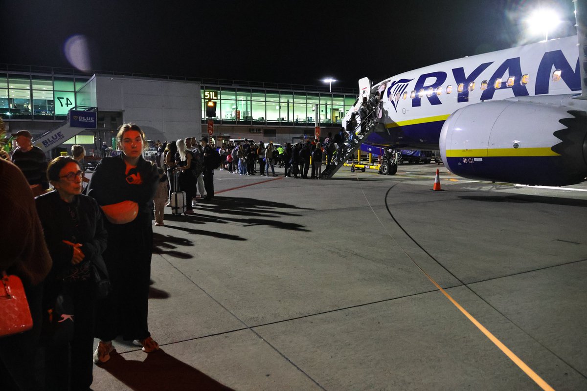 Culebronchris's tweet photo. Life in Culebrón: All in a day. Self indulgent blog about the trip from Culebrón to the UK and back in a day. But such is #lifeinculebron #lifeinculebron.https://t.co/9OkiqObjRJ https://t.co/jiFGqAHfT7