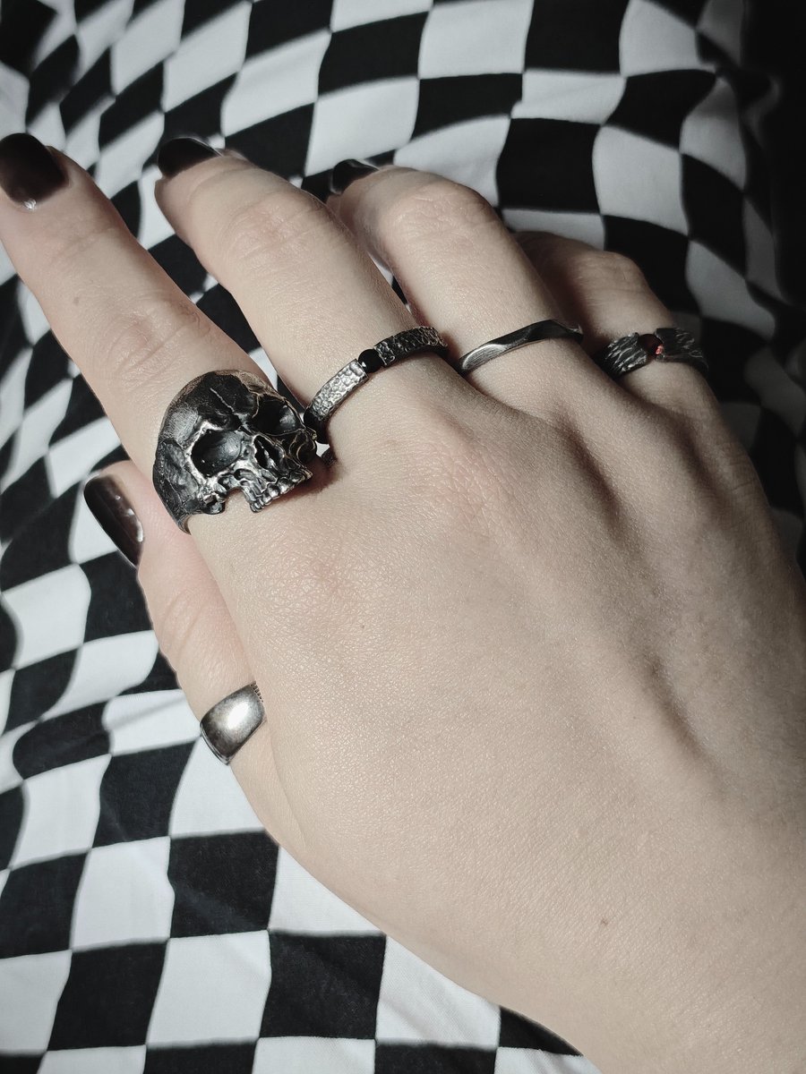 zouaiyang's tweet photo. New silver ring🖤 https://t.co/HhgdoaJXeX