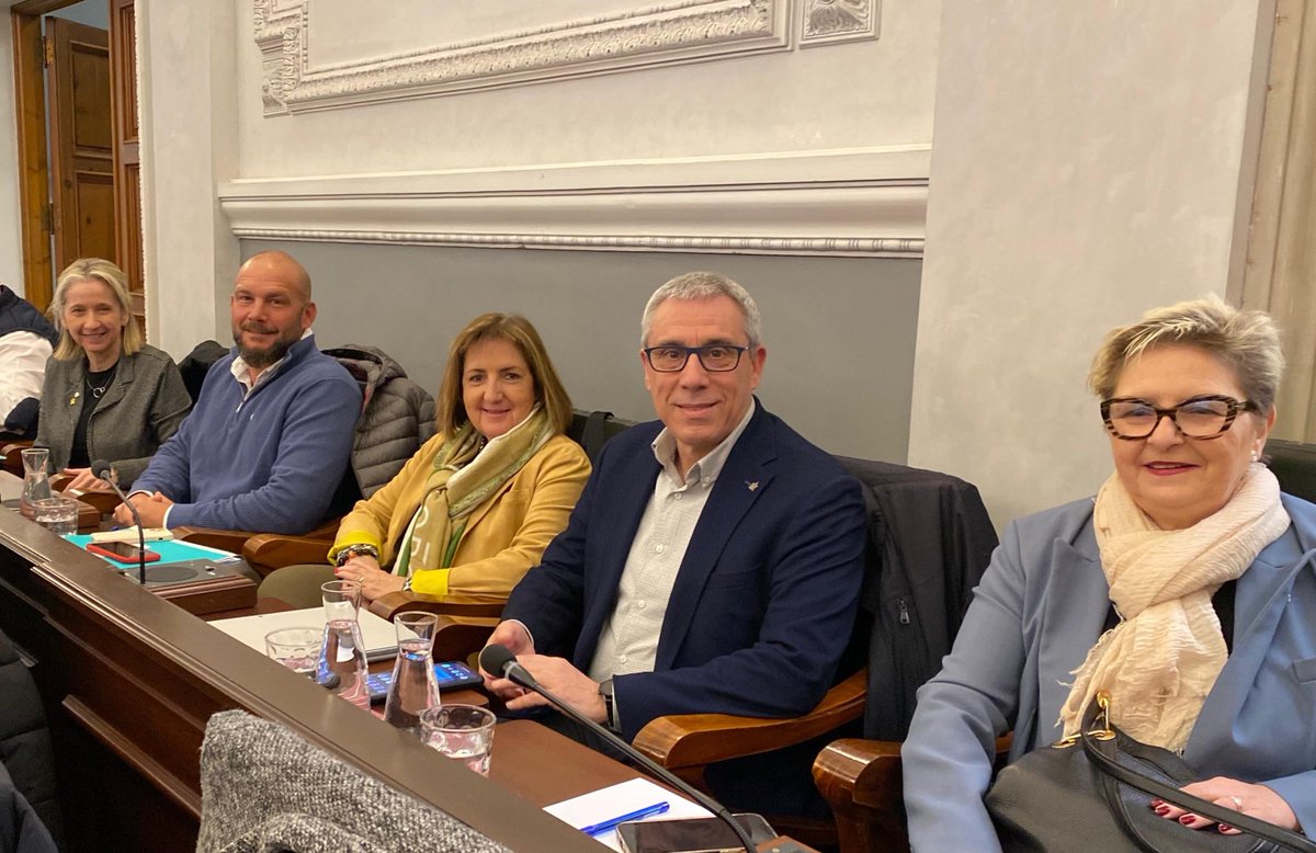 ‼️Avui, al #PleReus defensarem una moció per evitar que el canvi de criteri del PSC, ERC i Ara Reus penalitzi les famílies que ja han invertit en autoconsum. 

🏀 A més presentem propostes per unes instal•lacions esportives dignes i una millora de la relació amb els clubs.