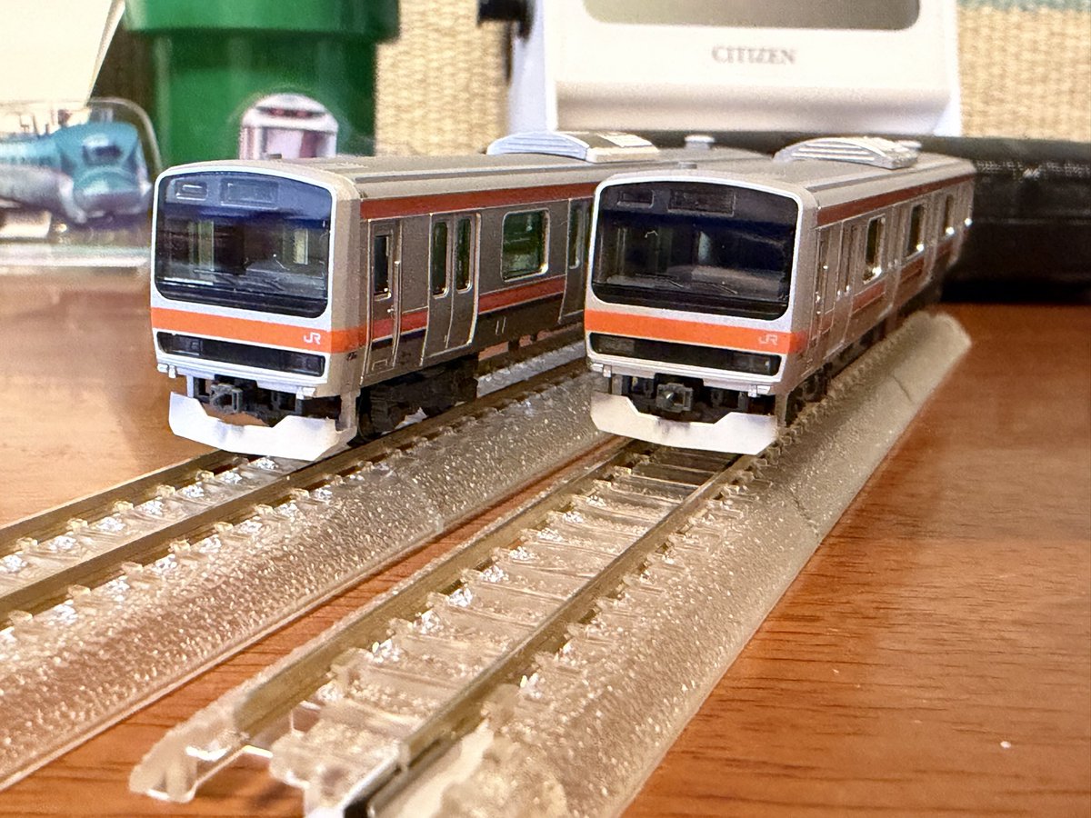 satoshiabe0714's tweet photo. 本日、床下機器の初期不良となっているKATOのE231系0番台武蔵野線セットの正規部品が届き、早速差し替えました。レビューになりますが、側面と前面のオレンジ帯の繋ぎ目もズレなくしっかり印刷されてて、全体的に良くできています。
#KATO #E231系 #武蔵野線 https://t.co/BM6jc5Njj9