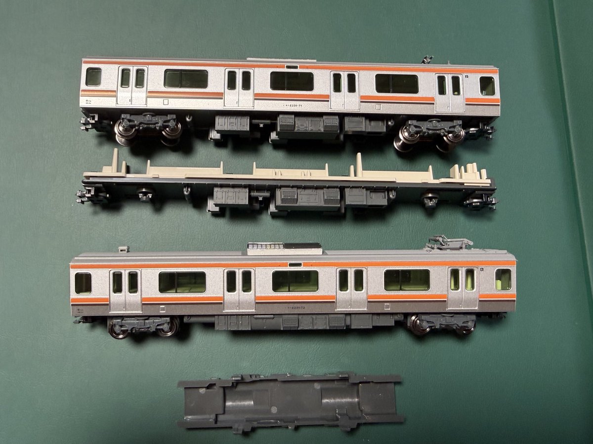 satoshiabe0714's tweet photo. 本日、床下機器の初期不良となっているKATOのE231系0番台武蔵野線セットの正規部品が届き、早速差し替えました。レビューになりますが、側面と前面のオレンジ帯の繋ぎ目もズレなくしっかり印刷されてて、全体的に良くできています。
#KATO #E231系 #武蔵野線 https://t.co/BM6jc5Njj9