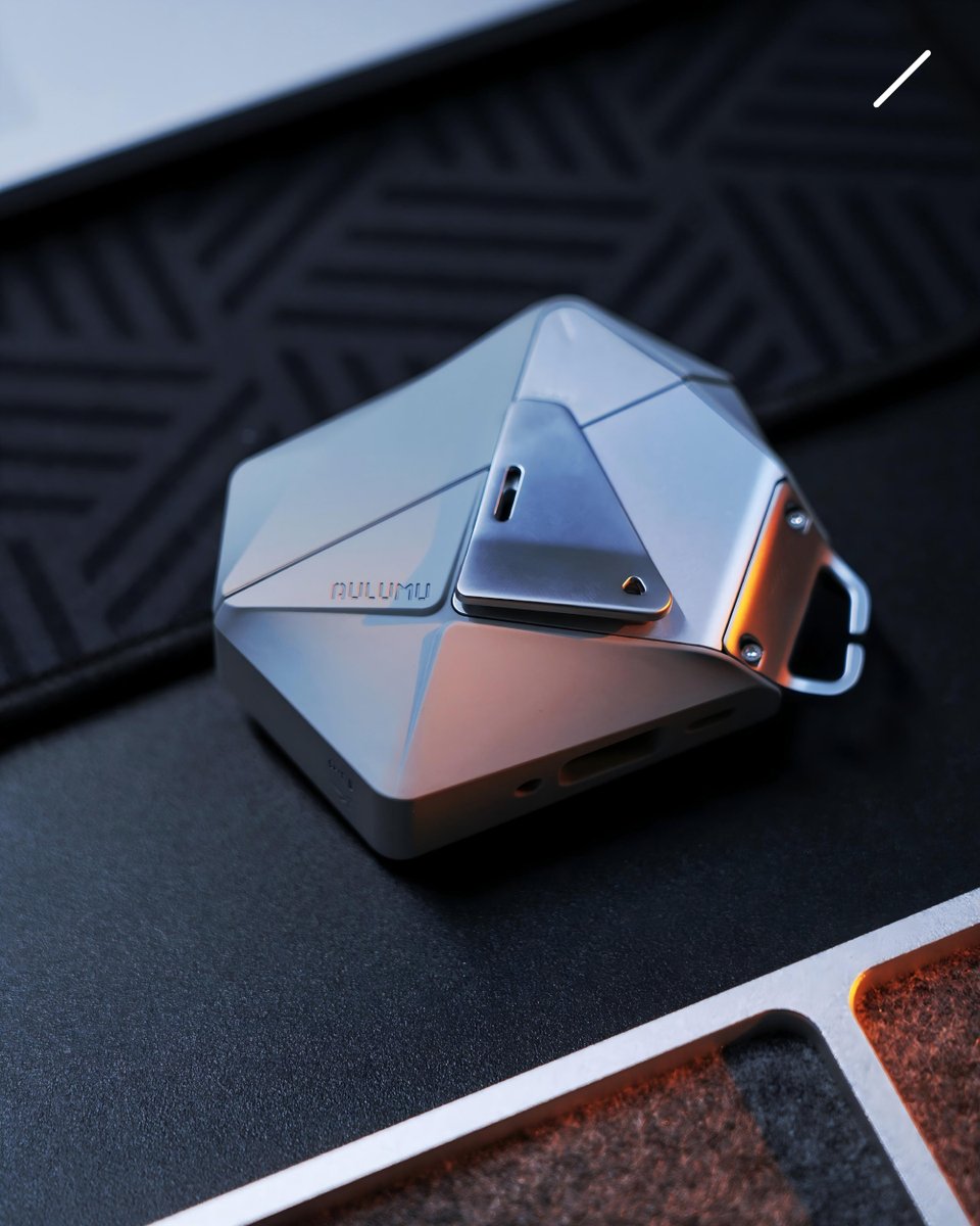 aulumu_official's tweet photo. Here is the aulumu IF award-winning design. Geometric Body, Zinc Alloy Lock, and Thickened TPU Shell. Hope you enjoy them as we do
#aulumu #iFAward #Airpod #case https://t.co/kdGHu9qqEL