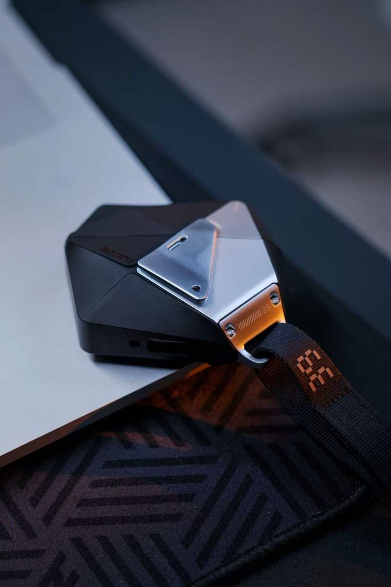 aulumu_official's tweet photo. Here is the aulumu IF award-winning design. Geometric Body, Zinc Alloy Lock, and Thickened TPU Shell. Hope you enjoy them as we do
#aulumu #iFAward #Airpod #case https://t.co/kdGHu9qqEL