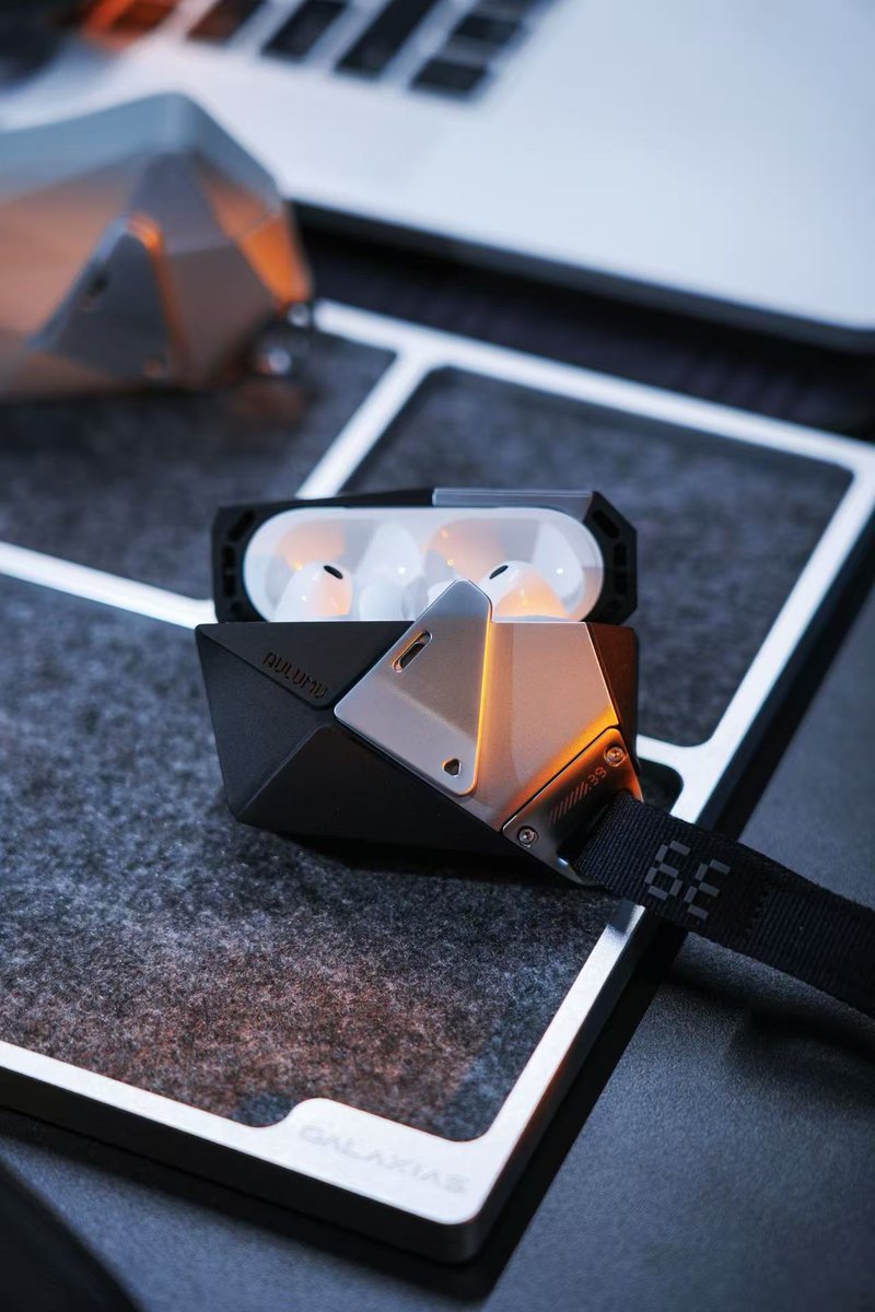 aulumu_official's tweet photo. Here is the aulumu IF award-winning design. Geometric Body, Zinc Alloy Lock, and Thickened TPU Shell. Hope you enjoy them as we do
#aulumu #iFAward #Airpod #case https://t.co/kdGHu9qqEL