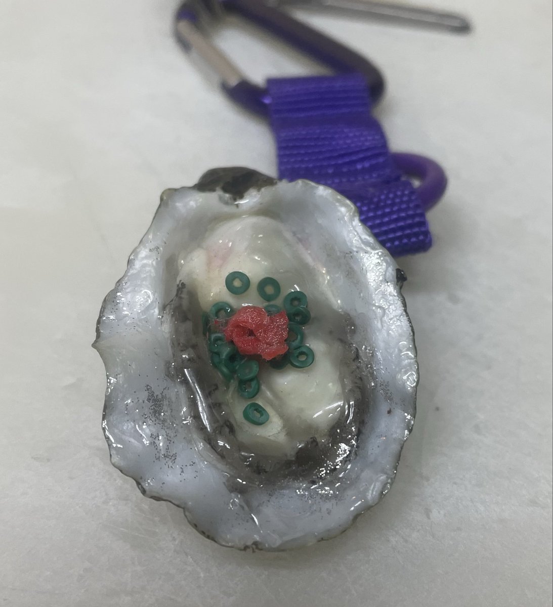 wn52w's tweet photo. キーホルダーを貰った。
普段から生牡蠣を扱っているので少し可愛がってやる事に。
ラメのレジンでヌメ感を出しアース線で青葱を作り綿棒をほぐして朱肉とレジンを混ぜ赤卸しを！

いいじゃないか！
こーゆーので良いんだよ！
#生カキ
#生牡蠣
#孤独のグルメ
#レジンアート
#キーホルダー https://t.co/I95YgVq12v