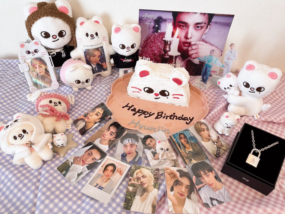 27co_h's tweet photo. 🎂
ひょんじん~せんいるちゅっか~🥟🤍
hyunjinの全部がだいすき♡

リノペンチングとお祝いしたよ
ジニレットケーキ可愛くできた♡ https://t.co/ICvOQbBN0X
