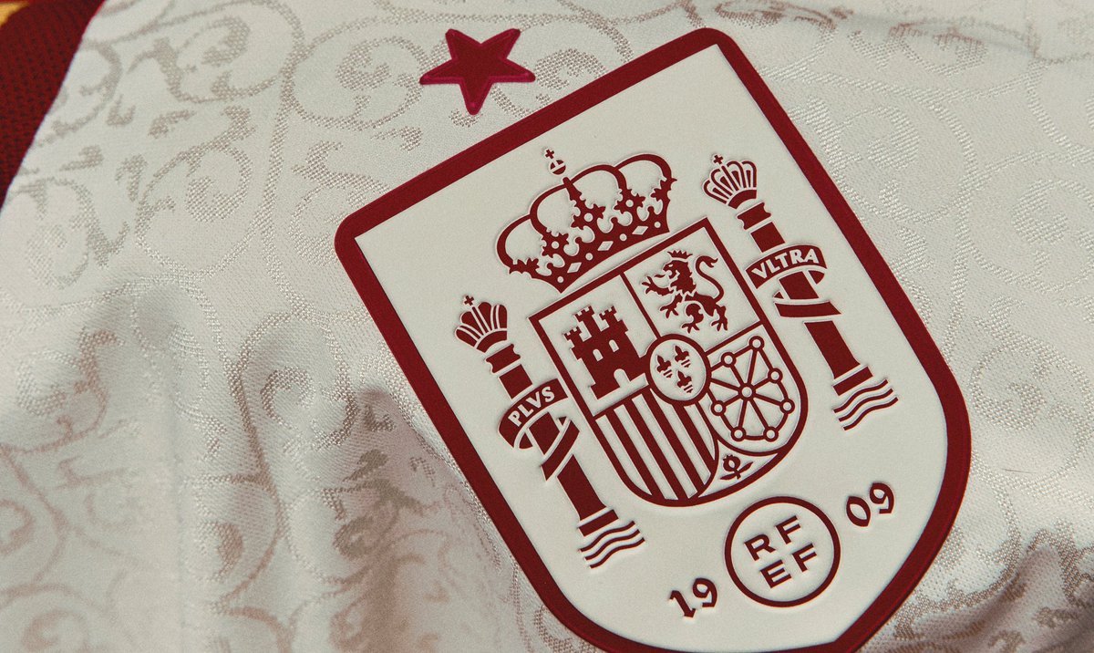 DKSportszm's tweet photo. The new Spain Away shirt 🇪🇸 https://t.co/gxXb8cOEH9