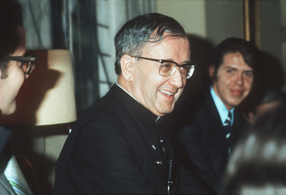 opusdei_es's tweet photo. 📅 😄 Hoy es el #DíaDeLaFelicidad

Recordamos esta frase de @sJosemaria: “Lo que se necesita para conseguir la felicidad, no es una vida cómoda, sino un corazón enamorado” (Surco, punto 795).

👉 Descubre más textos sobre la #felicidad y la necesidad de #amar a Dios y a los hombres con todo el corazón: https://t.co/qdYcuniYyH

#SanJosemaría #Surco
