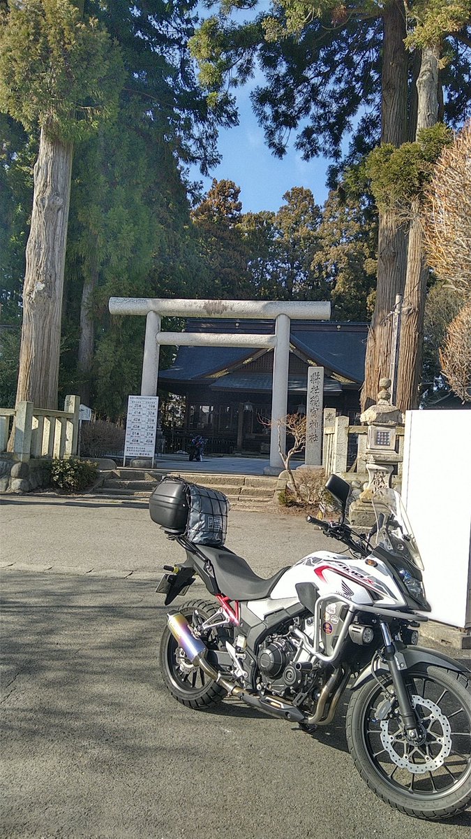 oga_oji's tweet photo. 今シーズン初めてのツーリングです。初手は必ず總宮神社へ参拝！気温が上がってきた正午から出発しました。雪化粧された朝日連峰を見ながら良い感じに走れました。レギュラーの値段も下がって良かった！帰りは少し冷えた・・・
#400X #バイク #ツーリング #景色 https://t.co/4WdyHvqUtN
