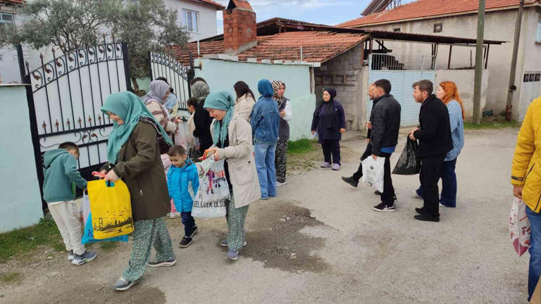 showanahaber's tweet photo. Bu mahallede her bayram 7'den 70'de herkes şeker toplamaya çıkıyor

Manisa’nın Gördes ilçesine bağlı Kuşluk Mahallesi’nde Ramazan Bayramı, yüzyıllardır süregelen şeker toplama geleneğiyle coşku içinde kutlanıyor. Çocuklardan yaşlılara kadar herkesin katıldığı gelenek, bayram sevincini kuşaktan kuşağa taşıyor.

#manisa #kuşlukmahallesi #şekerbayramı