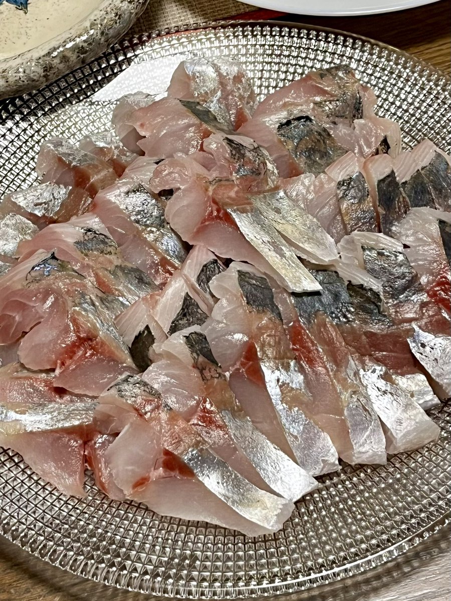 エラと内臓を取ってもらった鯵を買ってきて3枚おろしにしてお刺身に。
盛り付けが雑になったけど美味しかった😋