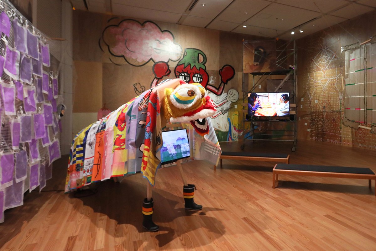 tottori_moa's tweet photo. /／
📣 #CONNEXIONS 展 明日まで！
\＼

『コネクションズ ―接続するアーティストたち』作品紹介

👤刷音(シュアイン) 
［アーティスト・チーム(日本、中国)］

☞2018年に竹川宣彰の南京滞在を契機に、日本と中国のアーティストによって立ち上げられたプロジェクトです。約40名のクリエーターが参加し、シルクスクリーン、音、ライブパフォーマンスなど多彩な手法を通して、歴史や政治といったセンシティブな問題に応答してきました。

活動の基盤となるのは、直接的な主張ではなく、人々が集い、制作し、関係を築く「場」の構築です。「刷音」という名称は、南京大虐殺の追悼期間に計画された音楽ライブで音の使用を断念した経験から生まれ、「音を刷る＝Printing sound」という行為を通して、出来事や記憶を記録し、歴史に向き合う態度を示しています。

本展では、当時実現しなかった音楽ライブを行うとともに、4回のシルクスクリーン印刷会を開催し、観客が制作に関わる場を開きます。
また、過去の版のアーカイブ展示に加え、新作映像やインスタレーションも発表されます。キーフレーズ「pepper spray for black bear and __________」は、恐怖が世界を単純化する瞬間を映し出し、刷音はその空欄を埋めず、距離と配慮を保ちながら他者と関わる姿勢を示しています。

- - - - - - - - - - - - - - - - - - - - - - - - - - -
『CONNEXIONS｜コネクションズ
　―接続するアーティストたち』

〈会期〉2026/2/7㊏～3/22㊐
〈会場〉3F 企画展示室
〈開館時間〉9:00～17:00(入館は16:30まで)
〈観覧料〉一般 1,200円／学生 750円／高校生 500円／小中学生 300円
- - - - - - - - - - - - - - - - - - - - - - - - - - -

▼展覧会ページはこちら
https://t.co/2yhS3Y3wQE

#鳥取県立美術館 #コネクションズ #企画展 #刷音