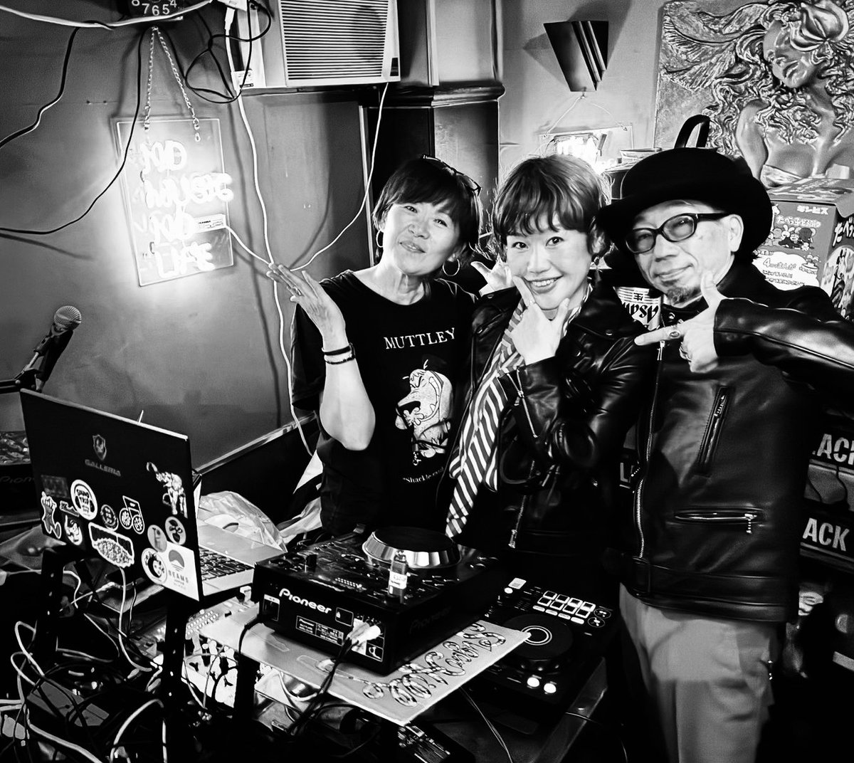 tacaco2020's tweet photo. 昨夜のBuonoStyleはけーこちゃん以外皆3月生まれのDJs 
Ricoちゃん機材持ってたのでプレイお願いしちゃった🎵楽しい時間をありがとう
#buonostyle #dj #vdjTacaco #selenecafe #新宿 https://t.co/F5wbCEKSiu