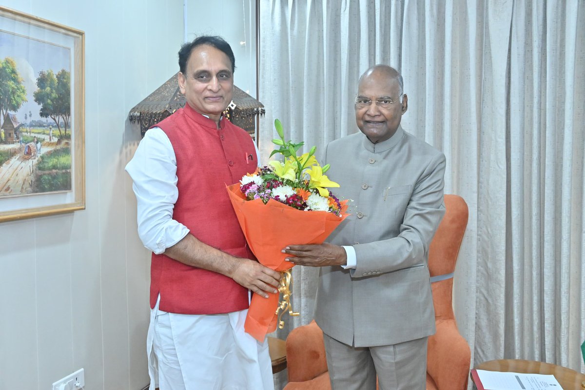 पूर्व राष्ट्रपति माननीय श्री <a href="/ramnathkovind/">Ram Nath Kovind</a> जी से आत्मीय भेंट ।  सामान्य से असामान्य के वे उदाहरण हैं और सरलता से जटिलता को सुलझाने में सिद्धहस्त व्यक्तित्व के धनी हैं ।