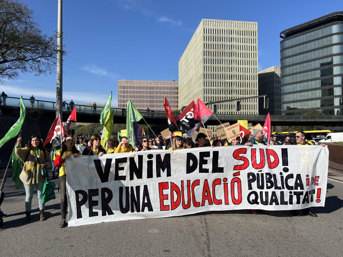 sergipicazo's tweet photo. Info en directe d'un dia històric de la #VagaEducació. 

La ciutat de Barcelona està pràcticament bloquejada per manifestants que venen des de la Diagonal, la Meridiana i els dos extrems de la Gran Via. 

Aquí tindreu tota la info del més destacat des de les 7 del matí. https://t.co/KWpZOxn6GV