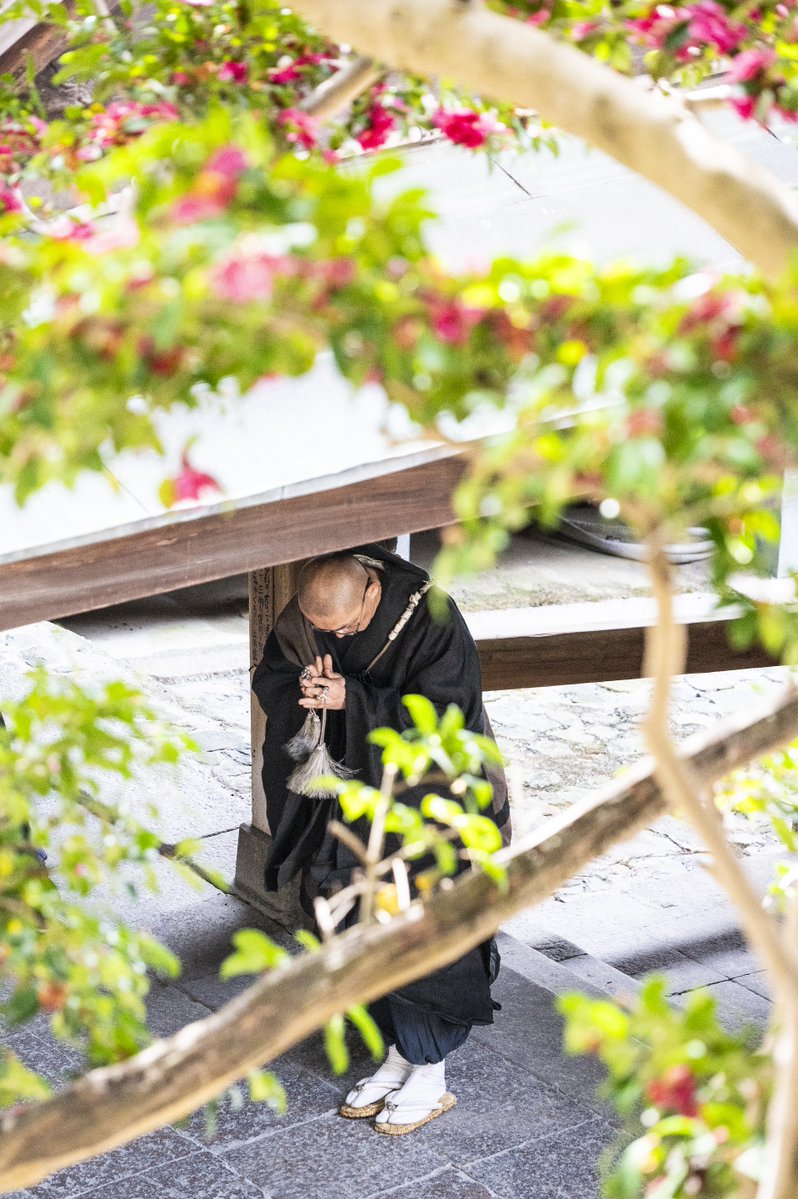 東大寺さん二月堂修二会で、
練行衆さんが掌を合わせ、お参りされるのは、お香水を閼伽井屋・若狭井へ送られる「遠敷明神」さんのお社。
練行衆さんを登廊の少し上から見守られておられます。
そのお名前は「神名帳」にも。