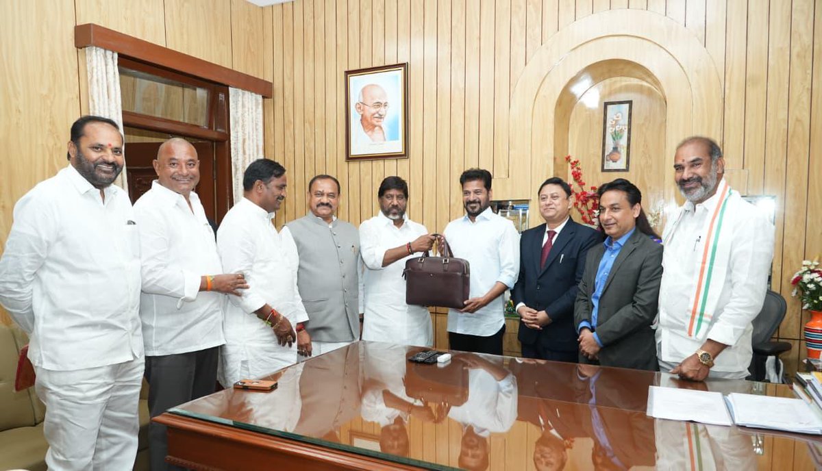 revanth_anumula's tweet image. శాసన సభలో తెలంగాణ రాష్ట్ర వార్షిక బడ్జెట్ 2026-27ను సమర్పిస్తున్న నేపథ్యంలో ఉప ముఖ్యమంత్రి, ఆర్ధిక శాఖ మంత్రి శ్రీ భట్టీ విక్రమార్క కలిసి, ప్రతులు సమర్పించారు.

#TelanganaBudget2026
#BudgetSession #AssemblySession
#FinancialPlanning