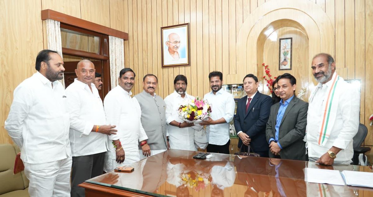 revanth_anumula's tweet image. శాసన సభలో తెలంగాణ రాష్ట్ర వార్షిక బడ్జెట్ 2026-27ను సమర్పిస్తున్న నేపథ్యంలో ఉప ముఖ్యమంత్రి, ఆర్ధిక శాఖ మంత్రి శ్రీ భట్టీ విక్రమార్క కలిసి, ప్రతులు సమర్పించారు.

#TelanganaBudget2026
#BudgetSession #AssemblySession
#FinancialPlanning