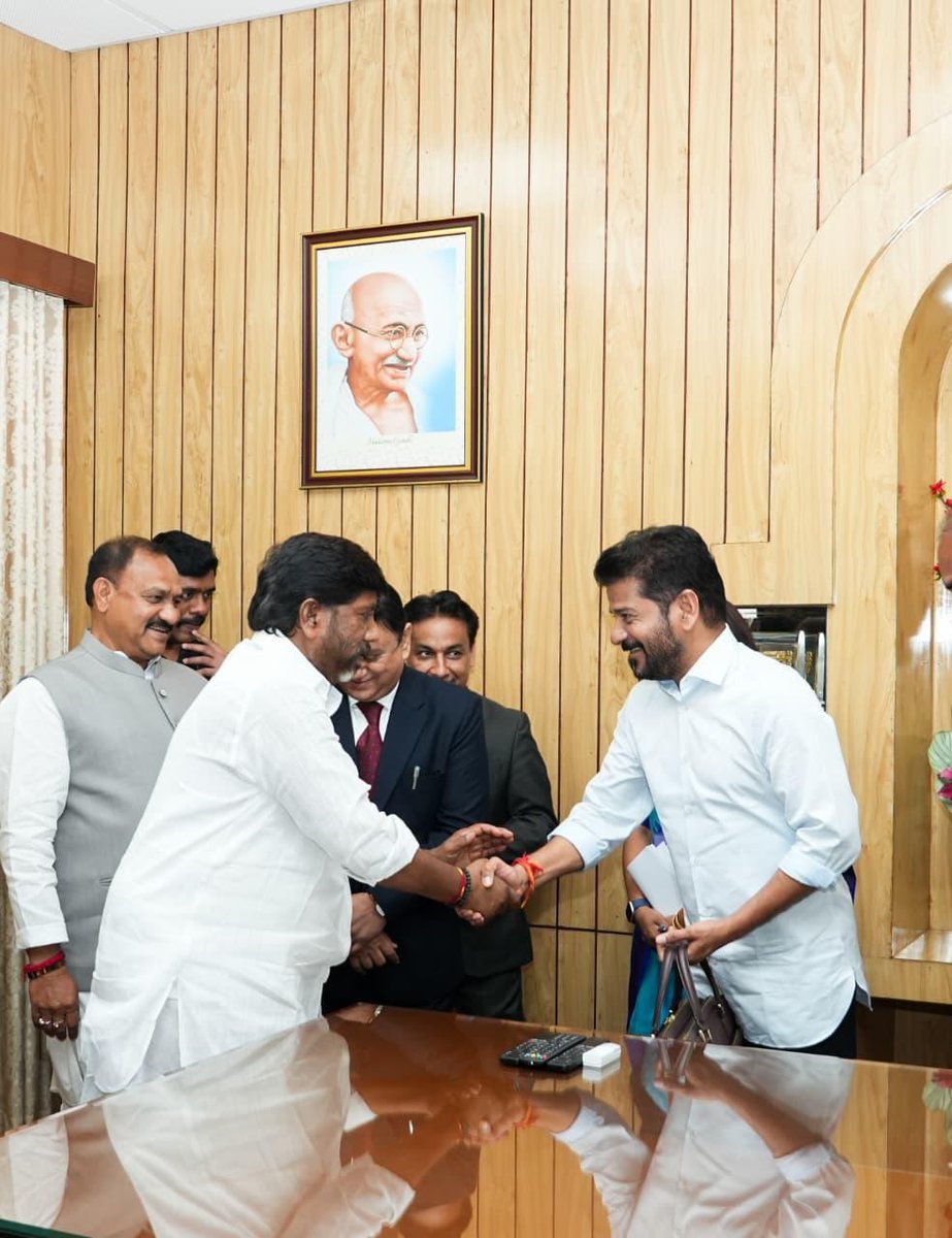 revanth_anumula's tweet image. శాసన సభలో తెలంగాణ రాష్ట్ర వార్షిక బడ్జెట్ 2026-27ను సమర్పిస్తున్న నేపథ్యంలో ఉప ముఖ్యమంత్రి, ఆర్ధిక శాఖ మంత్రి శ్రీ భట్టీ విక్రమార్క కలిసి, ప్రతులు సమర్పించారు.

#TelanganaBudget2026
#BudgetSession #AssemblySession
#FinancialPlanning