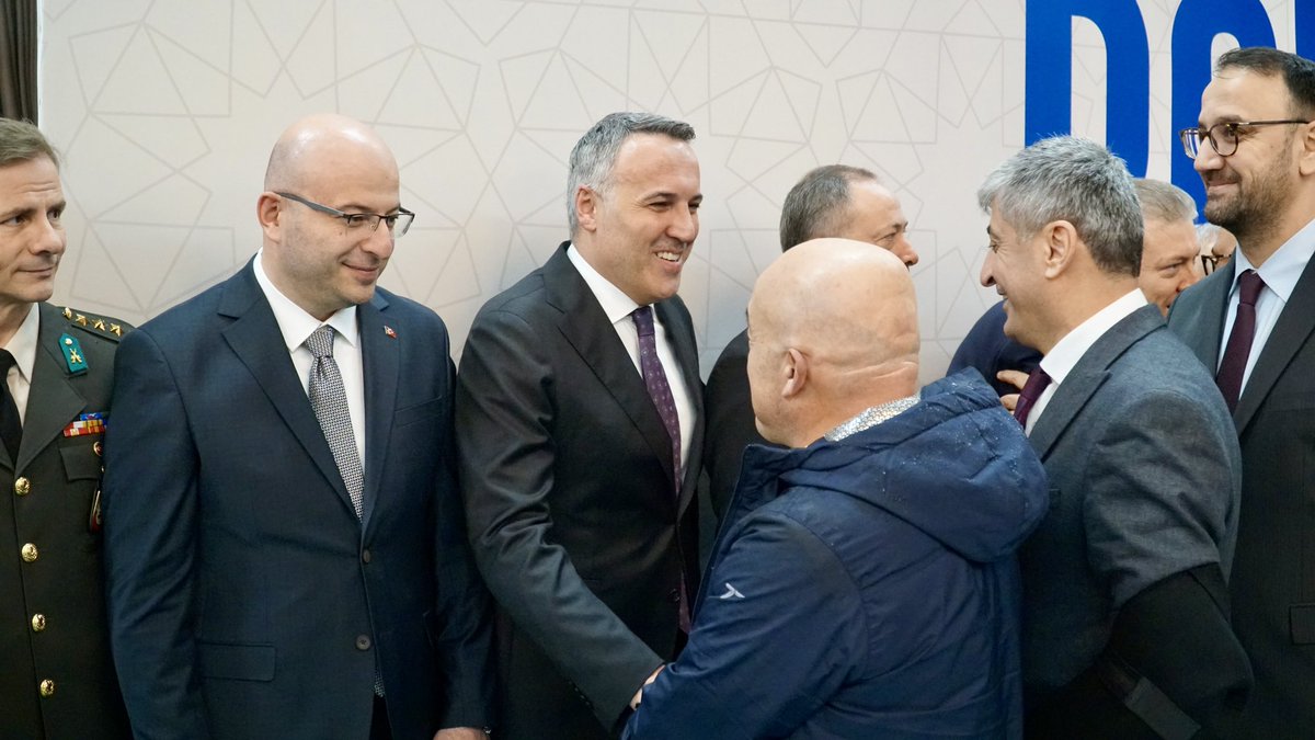 yunustever's tweet photo. Ramazan ayının manevi ikliminin ardından bayrama ulaşmanın mutluğunu şehir protokolü ile bayramlaşmamızda yaşadık. 

Bayramlaşma programında kıymetli hemşehrilerimizle buluşup bayramlaştık.

Rabb’im birlik ve beraberliğimizi daim eylesin, her günümüz bayram gibi geçsin. #RamazanBayramı