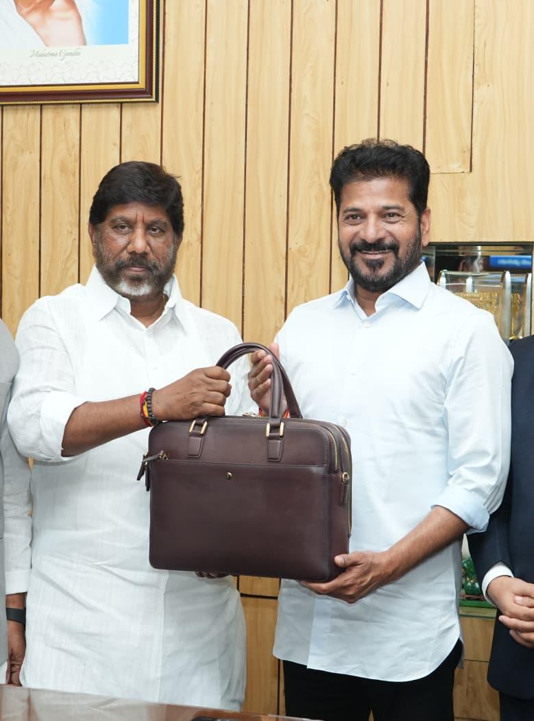 revanth_anumula's tweet image. శాసన సభలో తెలంగాణ రాష్ట్ర వార్షిక బడ్జెట్ 2026-27ను సమర్పిస్తున్న నేపథ్యంలో ఉప ముఖ్యమంత్రి, ఆర్ధిక శాఖ మంత్రి శ్రీ భట్టీ విక్రమార్క కలిసి, ప్రతులు సమర్పించారు.

#TelanganaBudget2026
#BudgetSession #AssemblySession
#FinancialPlanning
